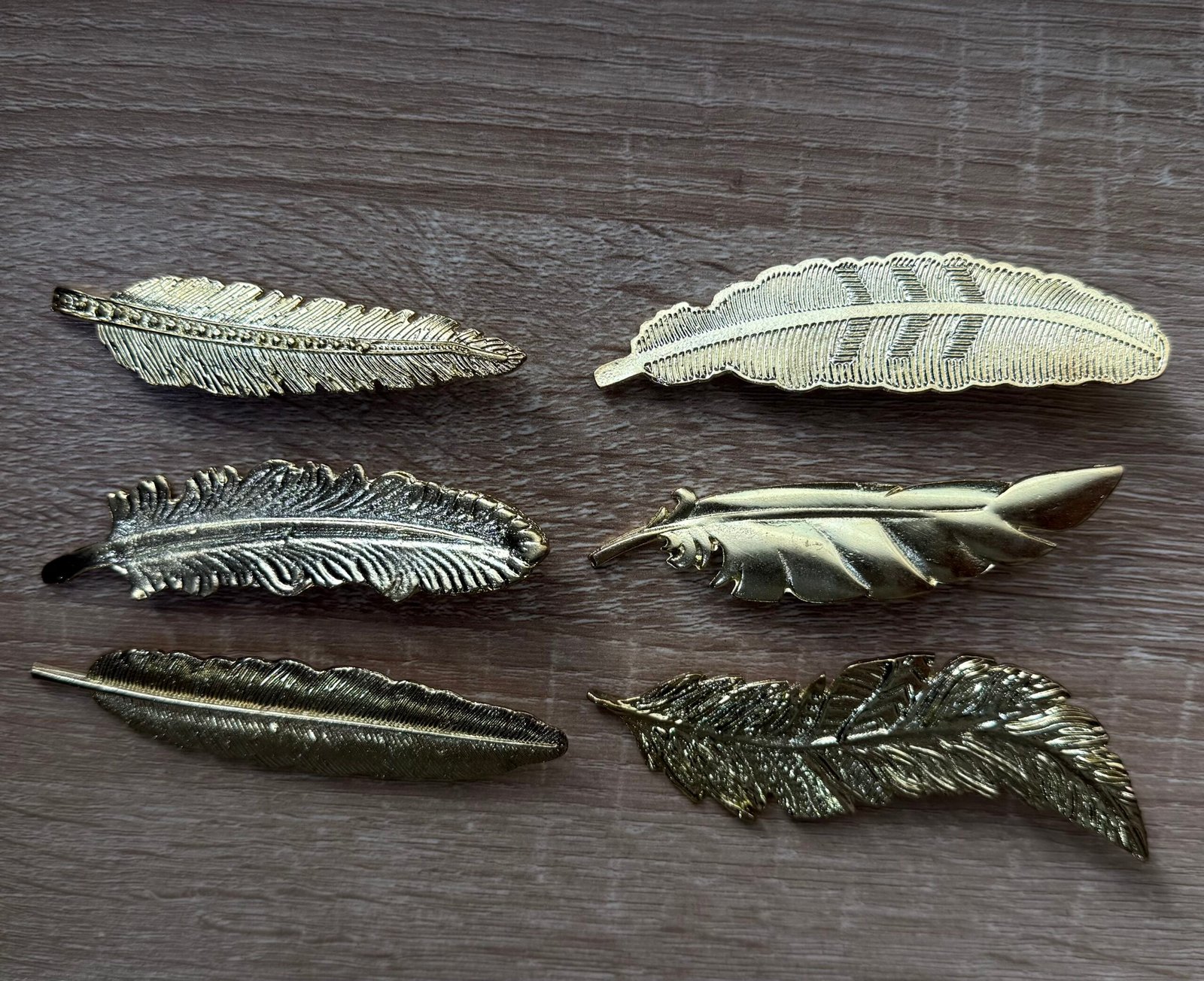 Pin Pluma Dorada 01